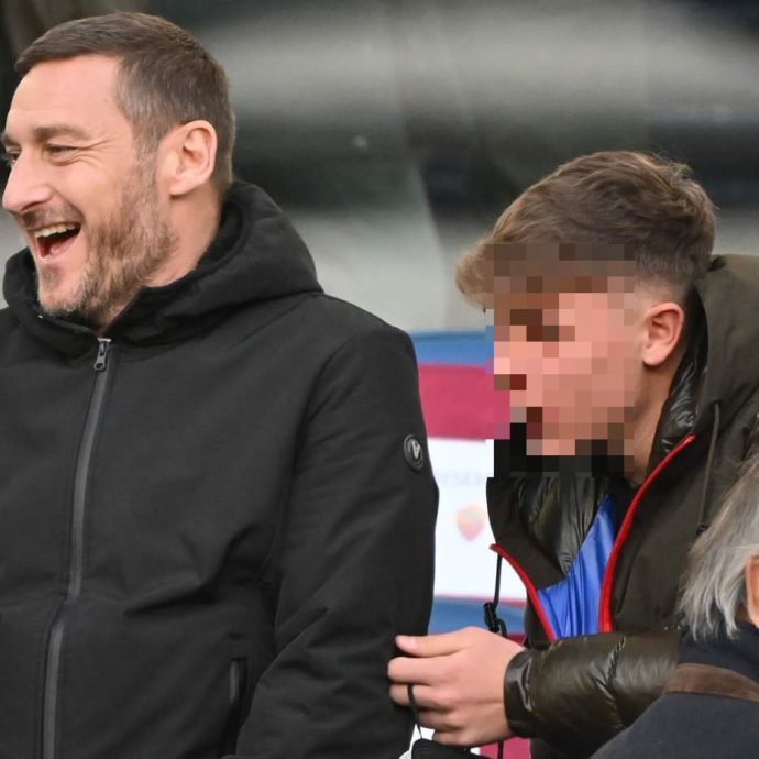 Roma-Atalanta, Francesco Totti all’Olimpico insieme al figlio Cristian: “C’è anche Noemi Bocchi” (a debita distanza)