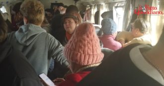 Guerra Russia-Ucraina, sul treno stracolmo in partenza da Kiev solo posti in piedi: la fuga verso il confine moldavo – Video