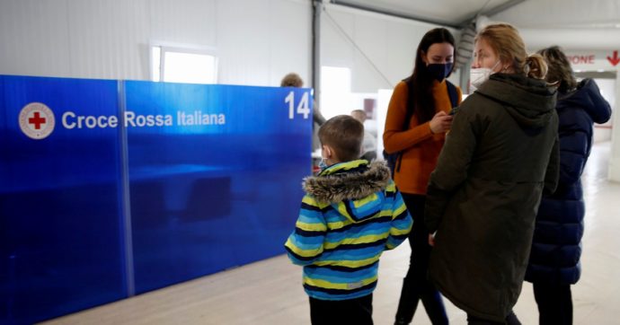 Profughi ucraini, l’emergenza è anche Covid. Il governo: “Tampone per tutti entro 48 ore”