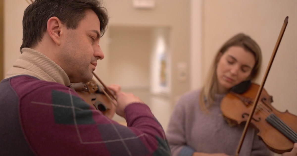 La coppia di violinisti che suona per la pace. Lui ucraino, lei russa: “Una serie di concerti per raccogliere fondi per le vittime della guerra”