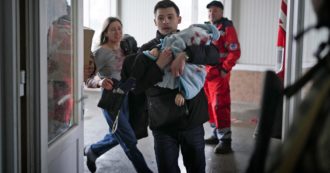 Guerra Russia-Ucraina, la morte del piccolo Kirill nell’ospedale senza corrente: la tragedia delle vittime civili nelle foto dell’Ap