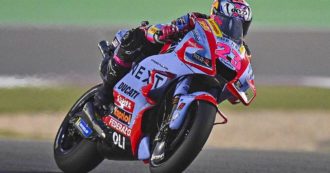 Copertina di MotoGp Qatar, Enea Bastianini trionfa con la Ducati del Team Gresini: è la sua prima vittoria nella classe regina