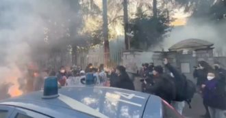 Copertina di Milano, la protesta davanti al consolato russo: “Fermate l’aggressione. Solidarietà a chi protesta e viene arrestato in Russia”