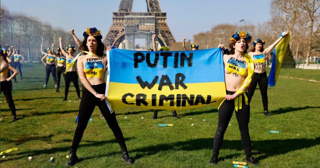 Guerra in Ucraina, la protesta delle Femen sotto la torre Eiffel a Parigi: “Fermate la guerra di Putin”