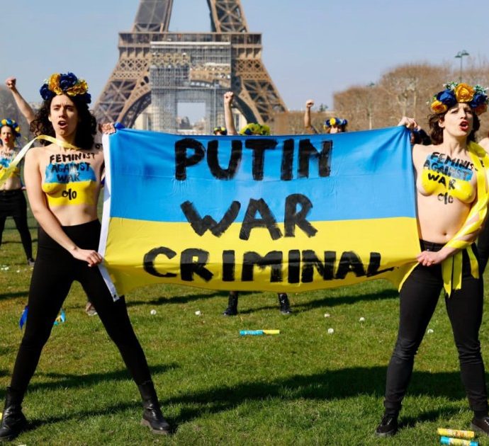 Guerra in Ucraina, la protesta delle Femen sotto la torre Eiffel a Parigi: “Fermate la guerra di Putin”