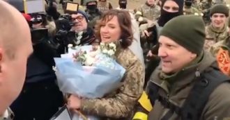 Copertina di Ucraina, matrimonio tra due soldati a un posto di blocco vicino a Kiev. Il video pubblicato dal sindaco ed ex pugile Vitaly Klitschko