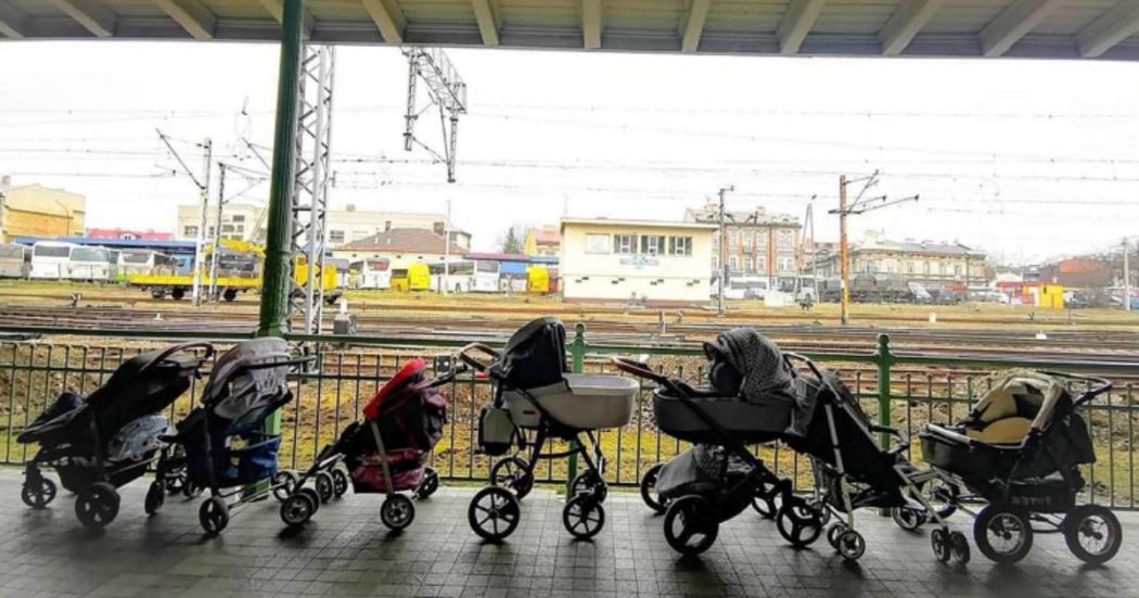 Polonia, le donne lasciano passeggini e coperte in stazione: sono per le madri ucraine in fuga dalla guerra