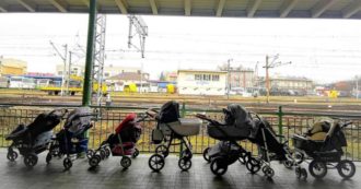 Polonia, le donne lasciano passeggini e coperte in stazione: sono per le madri ucraine in fuga dalla guerra