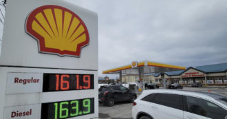 Copertina di Guerra Russia-Ucraina, Shell donerà i 24 milioni di profitti ottenuti comprando petrolio russo ad un fondo per i rifugiati ucraini