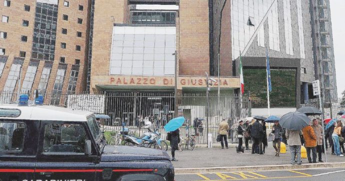 Cinesi “apri e chiudi”. In 42 a rischio processo