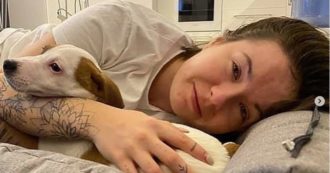 Copertina di Guerra Russia-Ucraina, la volontaria 26enne uccisa a colpi di proiettile mentre portava da mangiare a un canile abbandonato: “Un’eroina”