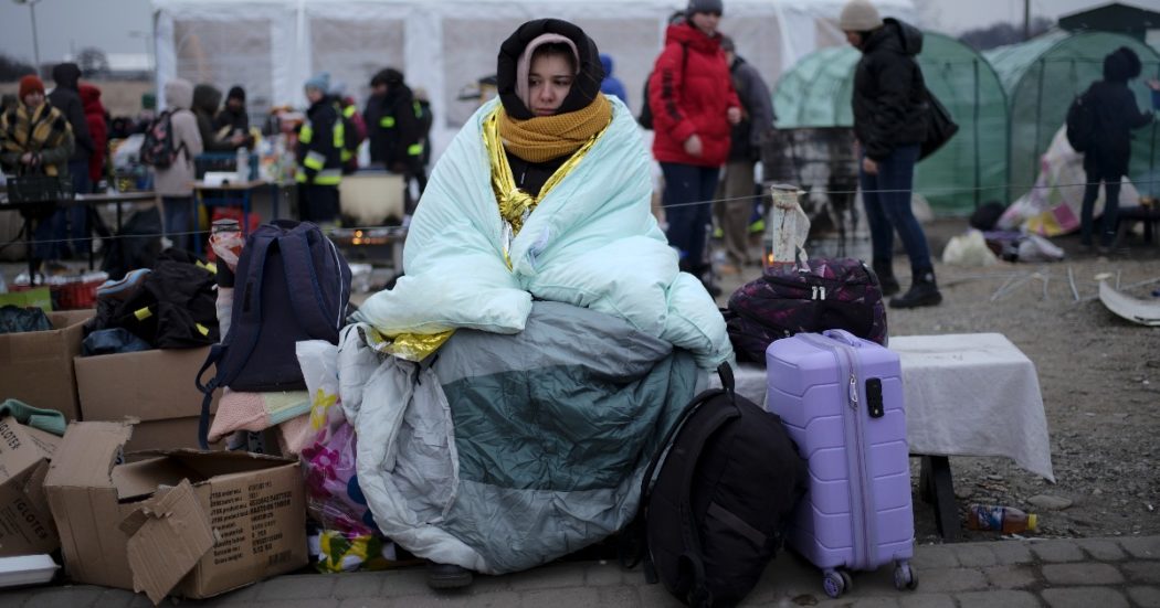 Ucraina, i numeri della crisi umanitaria: per Unhcr coinvolti 16 milioni di persone, in Italia già 17mila: “Vanno rese indipendenti, il lungo esilio è possibile”
