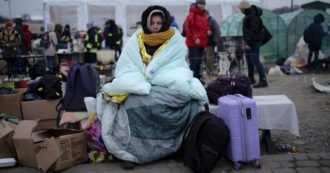 Copertina di Ucraina, i numeri della crisi umanitaria: per Unhcr coinvolti 16 milioni di persone, in Italia già 17mila: “Vanno rese indipendenti, il lungo esilio è possibile”