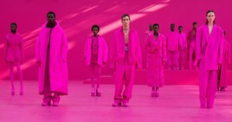 Copertina di Paris Fashion Week, Valentino e l’assolutismo del rosa. Pierpaolo Piccioli: “È la liberazione dal bisogno di dipingere la realtà in modo realistico”