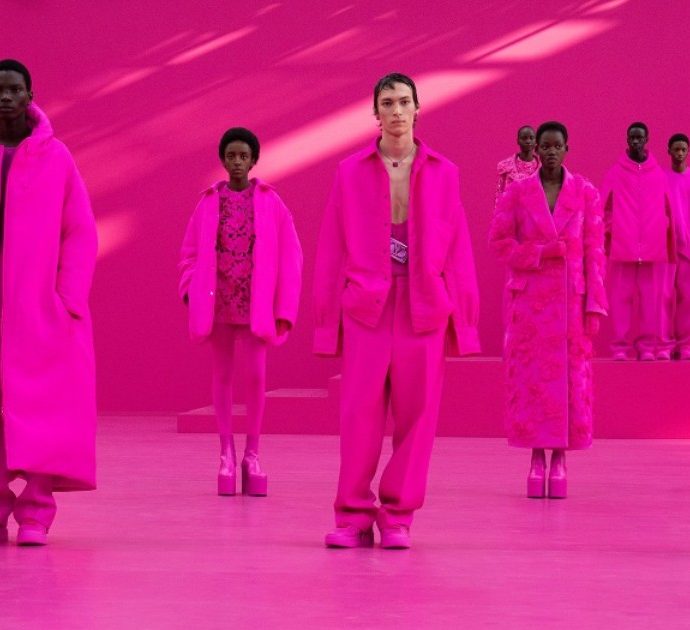 Paris Fashion Week, Valentino e l’assolutismo del rosa. Pierpaolo Piccioli: “È la liberazione dal bisogno di dipingere la realtà in modo realistico”