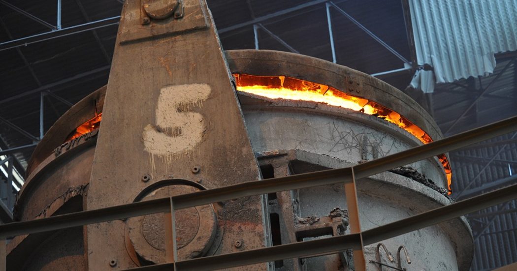 Guerra Russia-Ucraina, i rischi per la siderurgia: non solo rincari energetici, le acciaierie italiane importano da Kiev materie prime e semilavorati