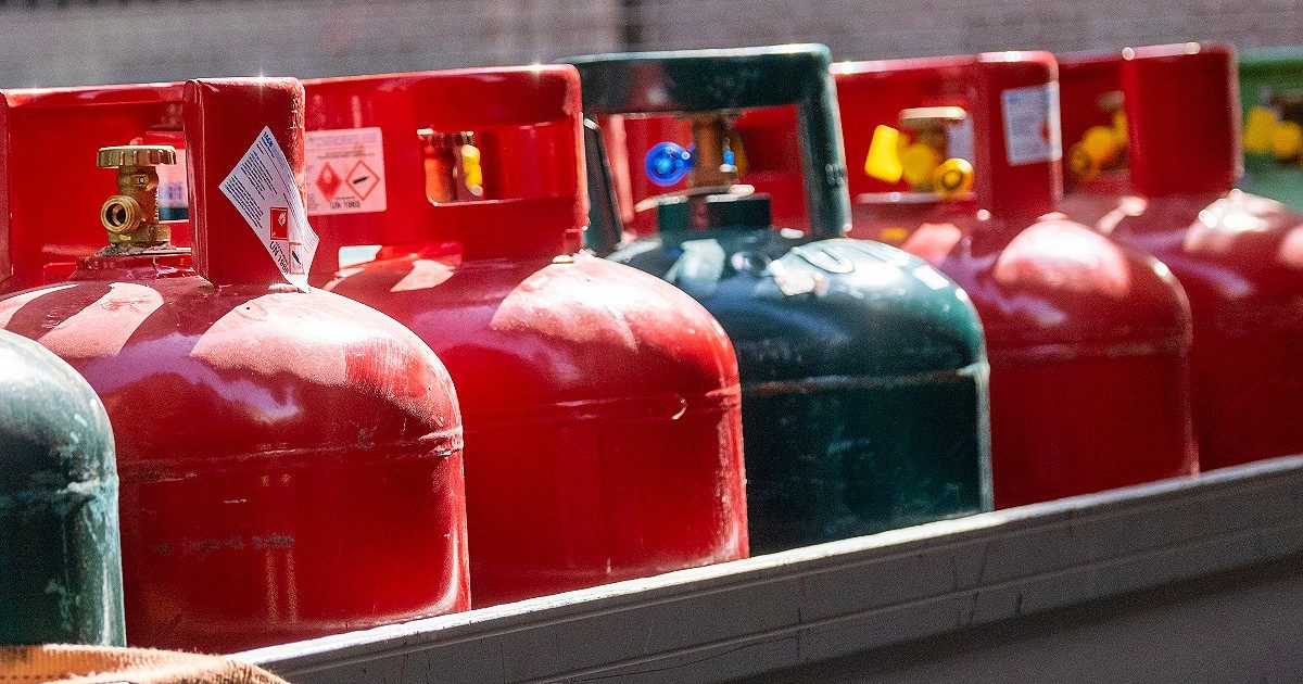 Invasione dell’Ucraina, volano gas, petrolio e benzina. Martedì il piano Ue per ridurre dipendenza da Mosca. Che minaccia di fermare il gasdotto Nord Stream 1