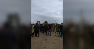 Copertina di Guerra Russia-Ucraina, i cittadini di Chaplynka protestano contro l’occupazione: i militari di Mosca sparano in aria – Video