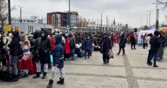 Guerra Russia-Ucraina, la lunghissima fila delle persone in fuga alla stazione di Leopoli