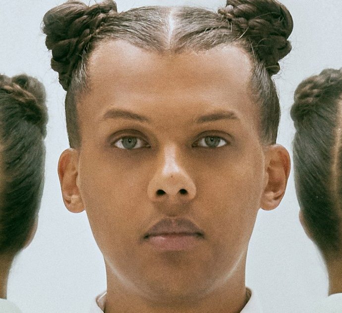 Stromae torna dopo nove anni: “Avevo bisogno di sposarmi, fare un figlio, vivere. Molti artisti subiscono pressioni per non essere dimenticati”