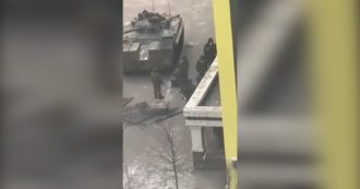 Copertina di Guerra Russia-Ucraina, “carri armati di Mosca prendono posizione a ovest di Kiev”: il video geolocalizzato dalla Cnn