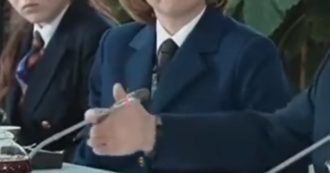 Copertina di “La mano di Putin passa attraverso il microfono”: si scatenano le teorie del complotto sul video “taroccato”, ecco come stanno davvero le cose