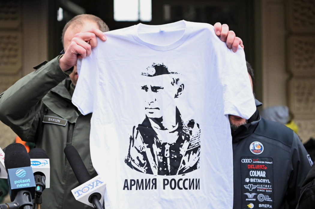 epa09809948 Mayor of Przemysl Wojciech Bakun shows a t-shirt with putin’s Portrait and slogan ‘Russian Army’ during a press conference with Former Deputy Prime Minister of Italy, and Lega leader Matteo Salvini in front of the Main Railway Station in Przemysl, Poland 08 March 2022. Mayor Bakun unsuccessfully tried to hand Matteo Salvini a T-shirt with an image of Vladimir Putin, similar to one Salvini was posing with at Kremlin during a visit to Moscow and asked the italian senator to wear it during a visit to refugees reception center close to the border with Ukraine.  EPA/DAREK DELMANOWICZ POLAND OUT