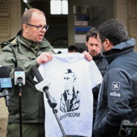 epa09809951 Mayor of Przemysl Wojciech Bakun shows a t-shirt with Putin’s Portrait and slogan ‘Russian Army’ during a press conference with Former Deputy Prime Minister of Italy, and Lega leader Matteo Salvini (R) in front of the Main Railway Station in Przemysl, Poland 08 March 2022. Mayor Bakun unsuccessfully tried to hand Matteo Salvini a T-shirt with an image of Vladimir Putin, similar to one Salvini was posing with at Kremlin during a visit to Moscow and asked the italian senator to wear it during a visit to refugees reception center close to the border with Ukraine.  EPA/DAREK DELMANOWICZ POLAND OUT