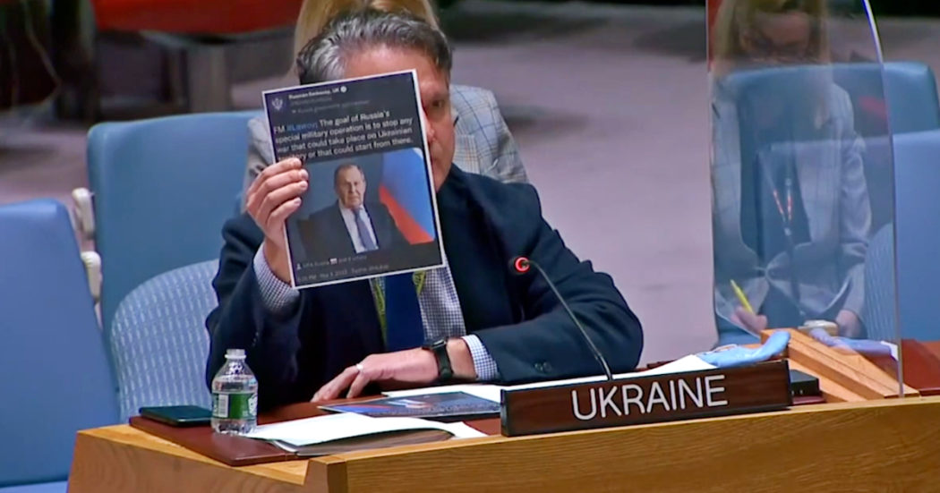 Ucraina, l’ambasciatore di Kiev ai colleghi russi a Londra: “Dite che il vostro scopo è fermare la guerra? Vi consiglio un aiuto psicologico”