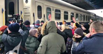 Copertina di Guerra Russia-Ucraina, fuga da Kiev: centinaia di persone in coda alla stazione dei treni – Video