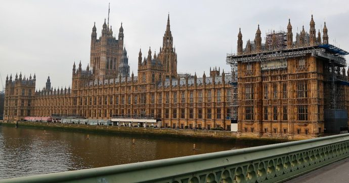 Shock a Westminster, escrementi di topo e altre deiezioni nel cibo dei bar del Parlamento: lo scandalo che scuote il Regno Unito