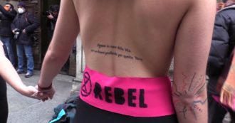 8 marzo, attiviste di Extenction Rebellion nude per protesta a Torino: “Donne subiscono di più le conseguenze della crisi ecoclimatica” – Video