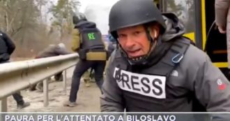 Copertina di Guerra in Ucraina, l’inviato di Mediaset scampato a un attacco russo a Kiev: “Al primo razzo mi sono buttato a terra”
