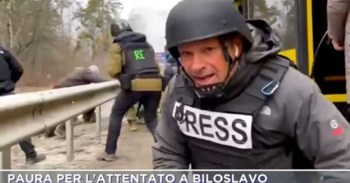 Guerra in Ucraina, l’inviato di Mediaset scampato a un attacco russo a Kiev: “Al primo razzo mi sono buttato a terra”