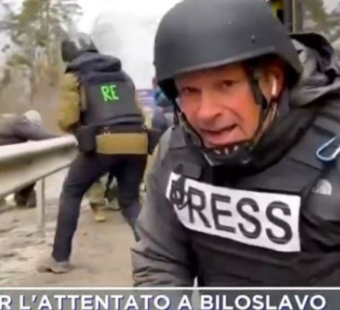 Guerra in Ucraina, l’inviato di Mediaset scampato a un attacco russo a Kiev: “Al primo razzo mi sono buttato a terra”