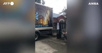 Copertina di Guerra Russia-Ucraina, un camion sfonda il cancello dell’ambasciata di Mosca a Dublino: arrestato l’autista – Video