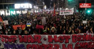 8 marzo, migliaia di persone in corteo a Milano: “Donne non vogliono i fiori, ma libertà dalle violenze e dalla guerra”