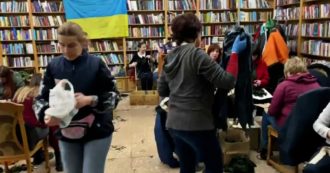 Guerra Russia-Ucraina, nella biblioteca di Leopoli dove i volontari strappano vestiti per fare reti mimetiche: “Serviranno per i mezzi militari”