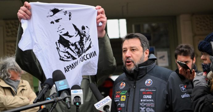Salvini contestato a Przemysl, la stazione di arrivo degli ucraini. E il sindaco non lo riceve: “Venga con me al confine e condanni Putin”