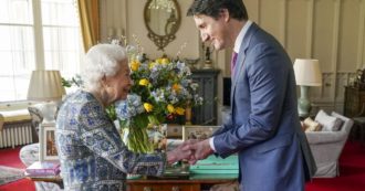 Copertina di Anche la regina Elisabetta si schiera con l’Ucraina: i fiori e la “generosa donazione”