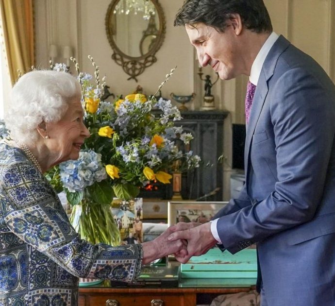 Anche la regina Elisabetta si schiera con l’Ucraina: i fiori e la “generosa donazione”