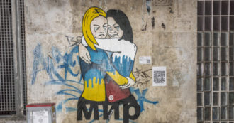 "Pace atto II - 8 marzo". Opera della street artist Laika sui muri di piazzale Ostiense a Roma