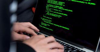 Copertina di Ucraina, la guerra è anche informatica: lezioni Usa agli studenti contro gli hacker russi. “Così Intenet resiste nonostante i loro sabotaggi”