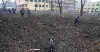 Guerra Russia-Ucraina, enorme voragine fuori dall’ospedale pediatrico di Mariupol dopo il bombardamento: le immagini