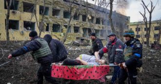 Copertina di Ospedale di Mariupol bombardato, la Russia: “Era una base militare”. Ma non mostra prove. Foto coi soldati sui tetti? Di un’altra struttura