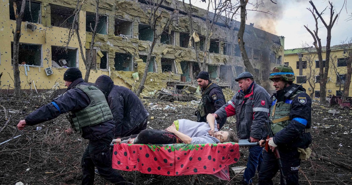 Ospedale di Mariupol bombardato, la Russia: "Era una base militare". Ma non mostra prove. Foto coi soldati sui tetti? Di un'altra struttura - Il Fatto Quotidiano