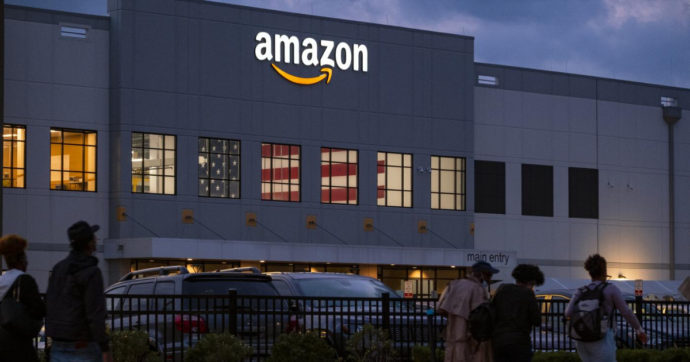 Amazon sospende una dipendente per aver passato più di 20 minuti in bagno. L’Ispettorato del lavoro annulla la sanzione