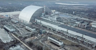Copertina di Chernobyl, l’Aiea: “Involucro della centrale nucleare danneggiato dai droni. Effettuate solo riparazioni temporanee, serve un ripristino completo”