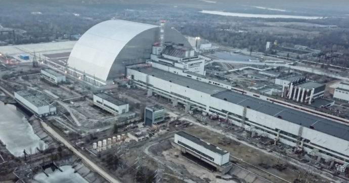 Chernobyl, l’Aiea: “Involucro della centrale nucleare danneggiato dai droni. No danni permanenti, ma serve un ripristino completo”