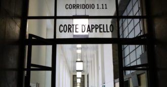 Copertina di Bimbo di due anni ucciso a Milano, il padre assolto in appello dall’accusa di omicidio e condannato a 28 anni per maltrattamenti